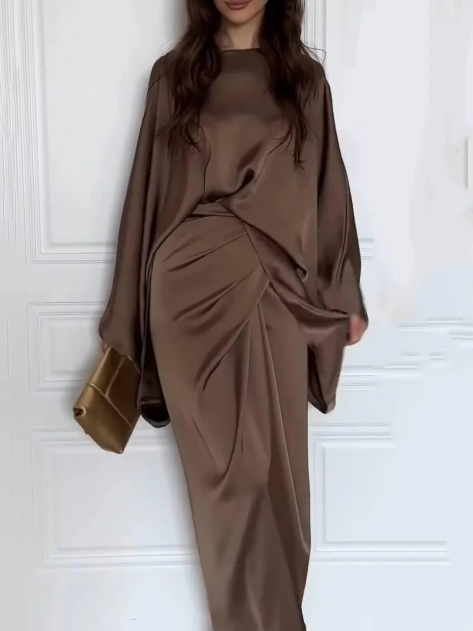 Patricia – Vestido maxi satinado con manga murciélago
