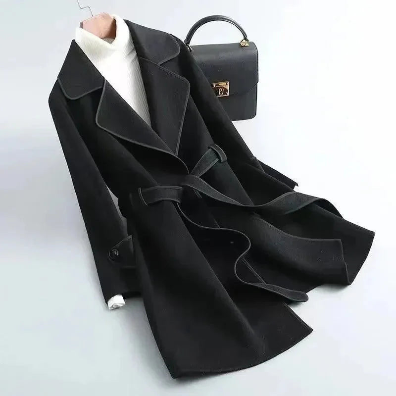 Marla - Gabardina elegante con ribetes contrastados