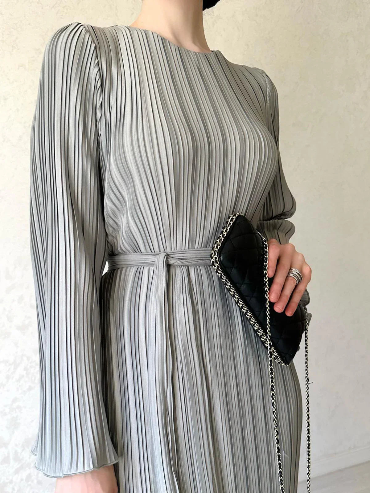 Felicia™ – Vestido largo plisado con mangas acampanadas