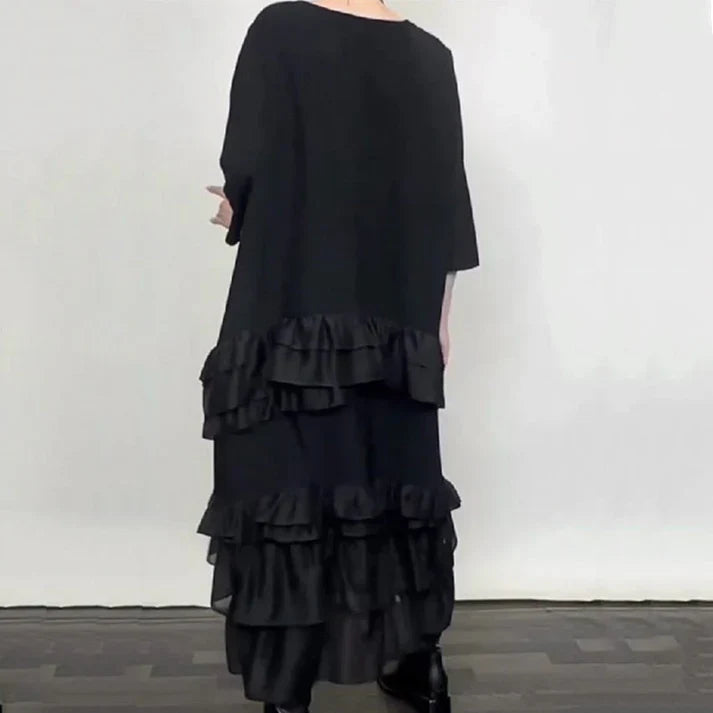 Eva – Vestido oversize fluido con volantes y capas