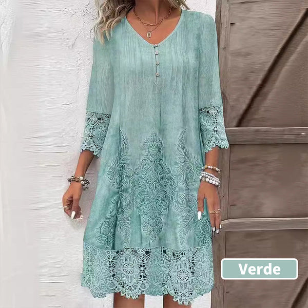 Lucía™ Vestido corto con bordado floral y encaje, manga 3/4 y escote en pico