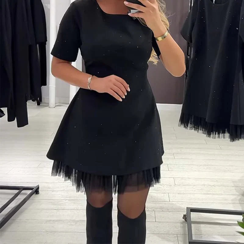 Martina – Vestido mini elegante con strass y bajo de encaje