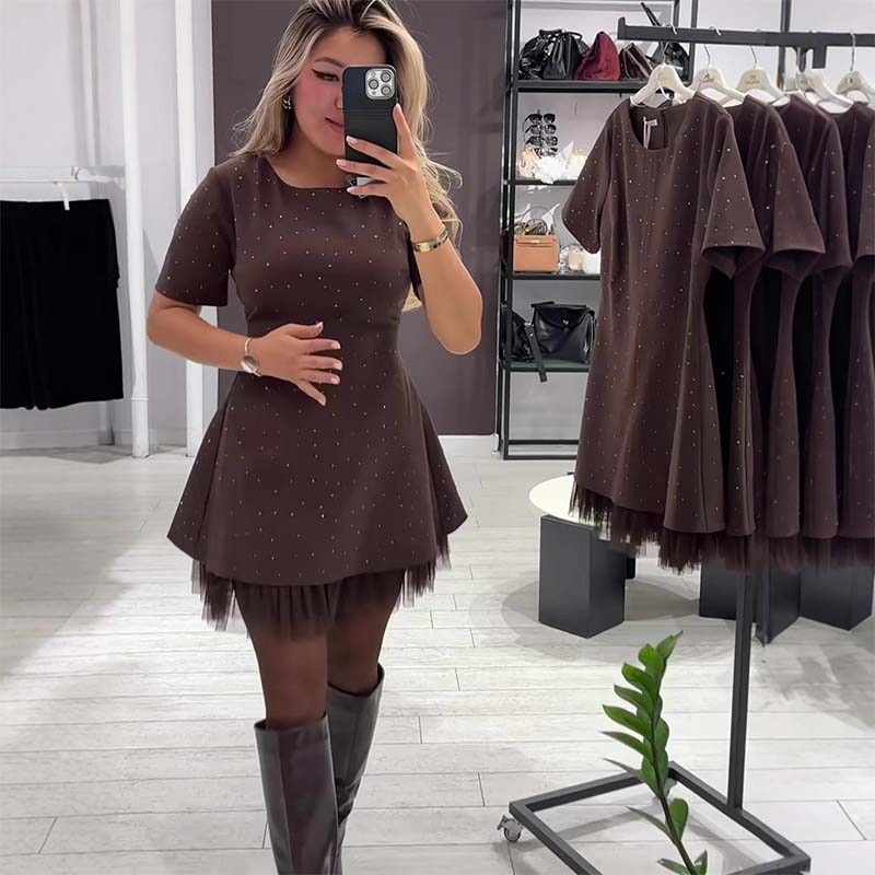 Martina – Vestido mini elegante con strass y bajo de encaje